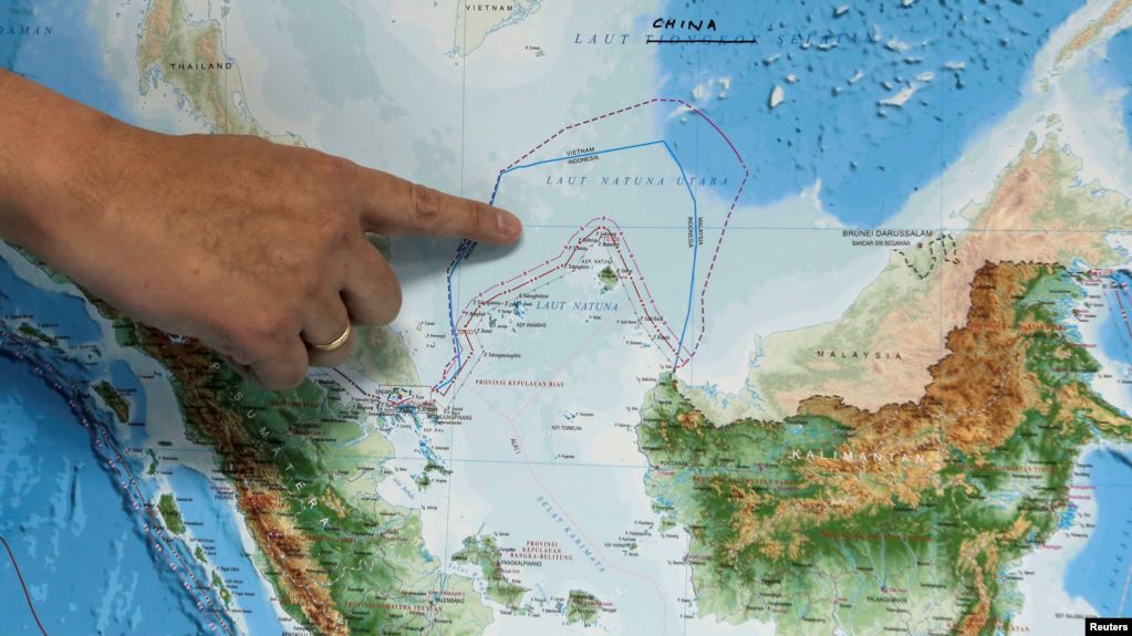 印尼一名負責海洋事務的官員在雅加達向記者們指出印尼北部納吐納群島的位置。（2017年7月14日）