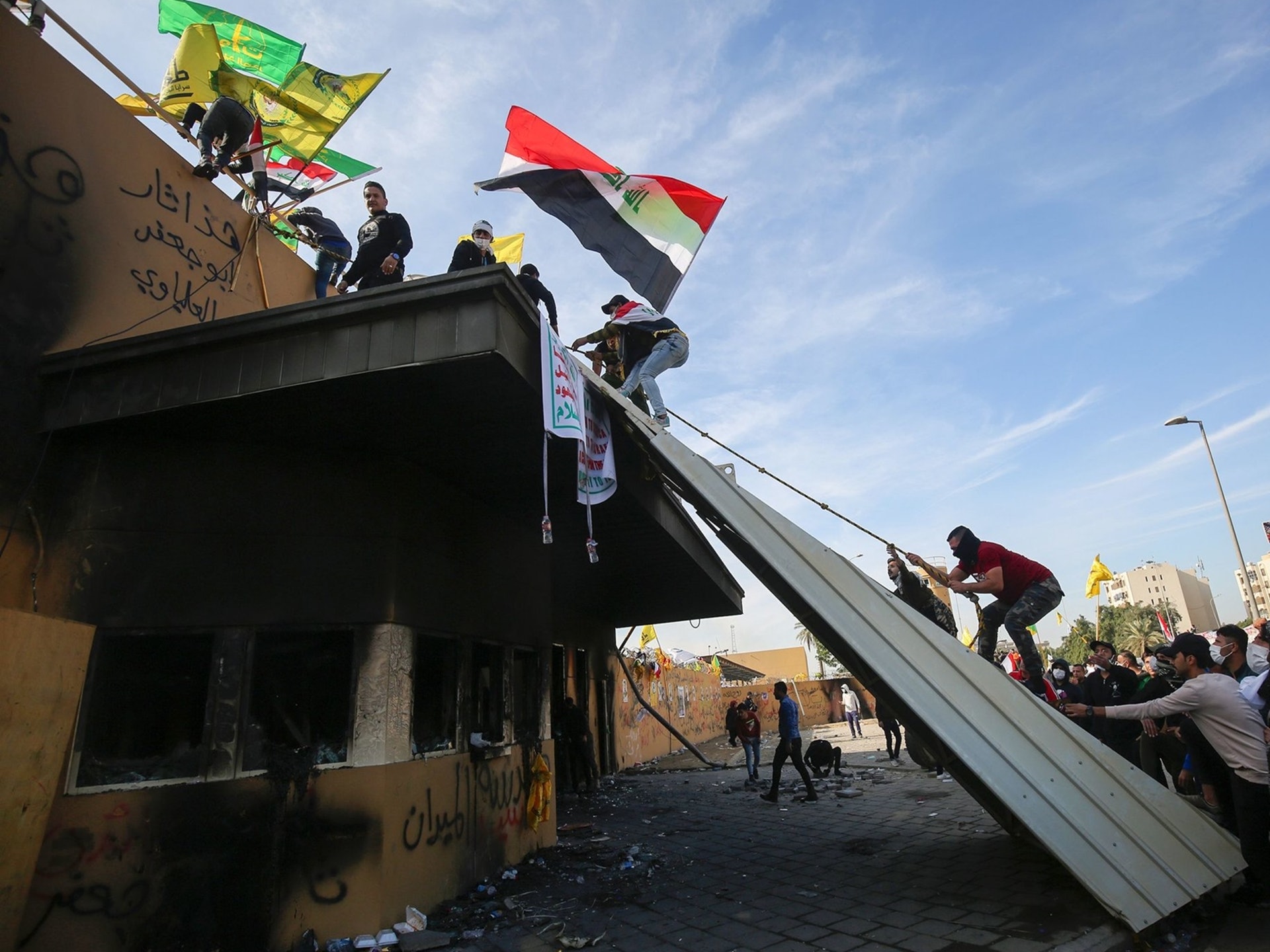 美國駐巴格達使館外的伊拉克示威者。（Getty）