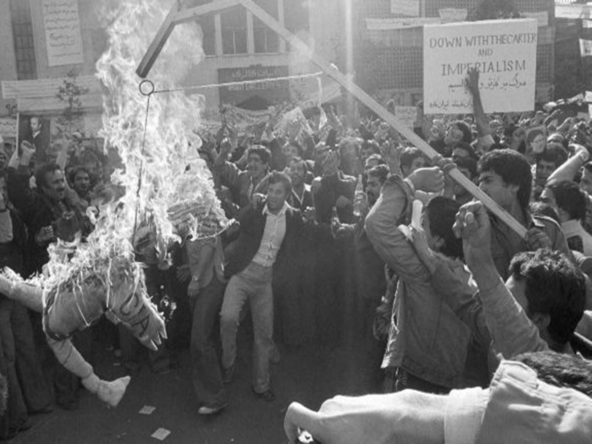 1979年，伊朗群眾在美國駐德黑蘭大使館外焚燒寫有「CIA」的美國山姆大叔人偶以示抗議。（AP）