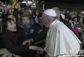 教皇同意亲吻修女：你不咬我，我就亲你(图)