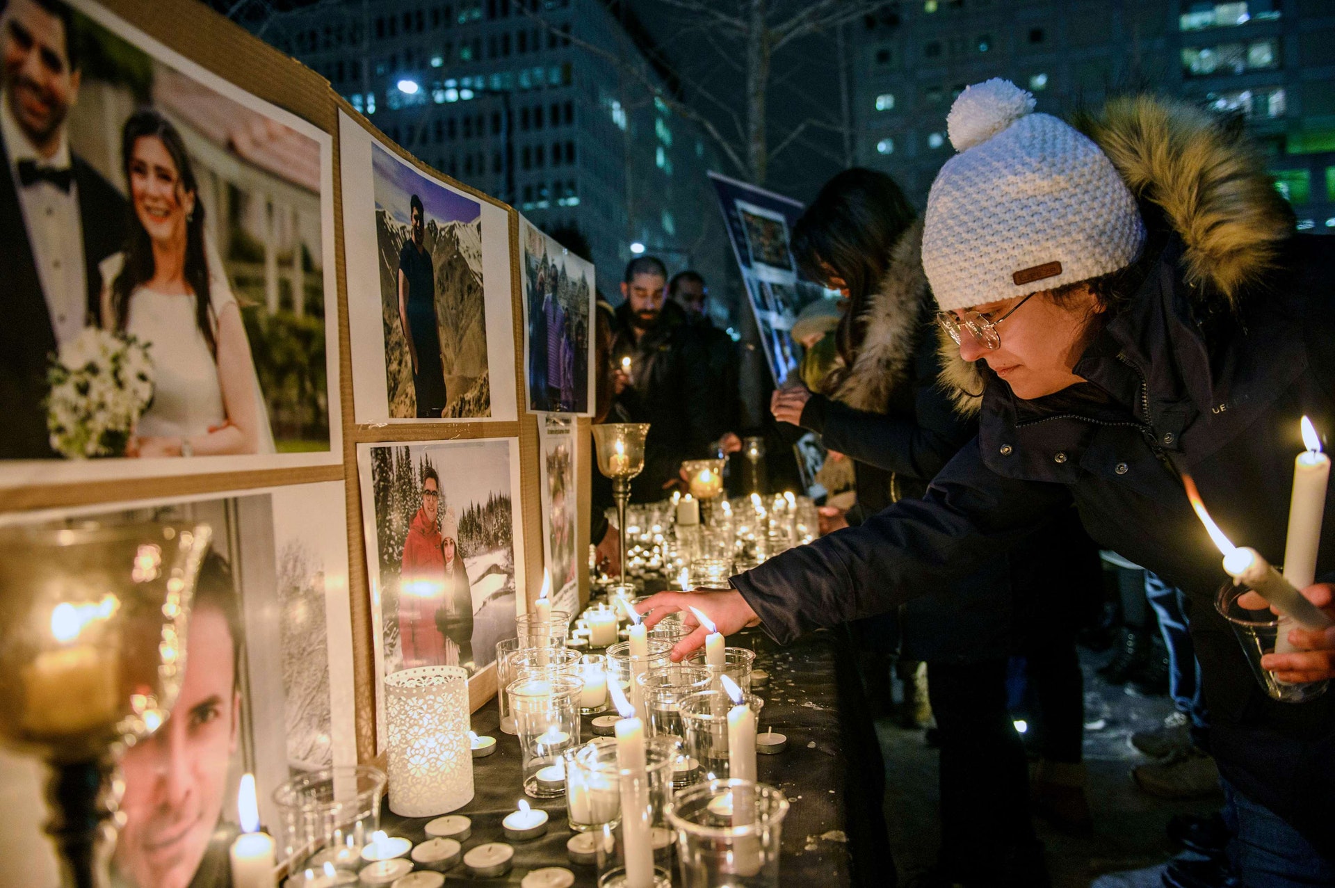 63名加拿大公民在事故中遇難，加拿大滿地可市民眾舉行悼念活動。（AP）
