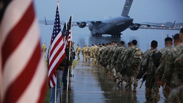 2020年1月4日，美國陸軍的一支傘兵部隊準備登機。（美聯社）