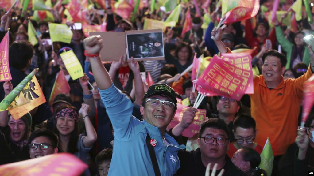當選連任的台灣總統蔡英文的支持者熱烈歡呼。(2020年1月11日)