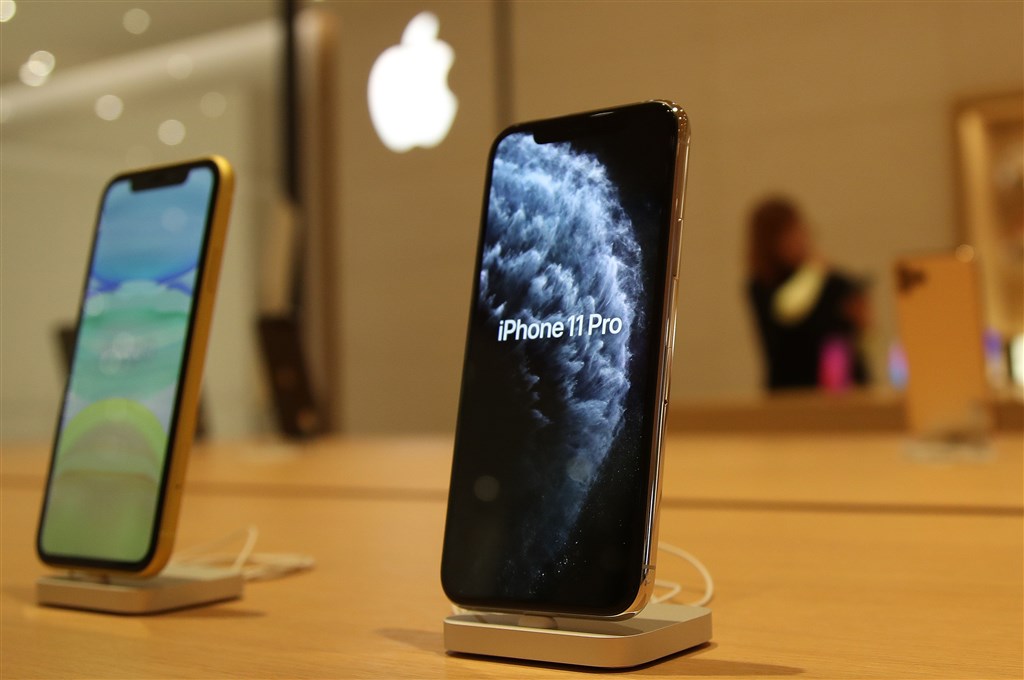 天風國際證券分析師郭明錤預期，2020年蘋果將公布5款新iPhone，包括4.7吋LCD版、新款5.4吋版、搭配後置雙鏡頭的6.1吋版、後置3顆鏡頭的6.1吋版、以及搭配有機發光二極體的6.7吋版。圖為iPhone 11係列。（中央社檔案照片）