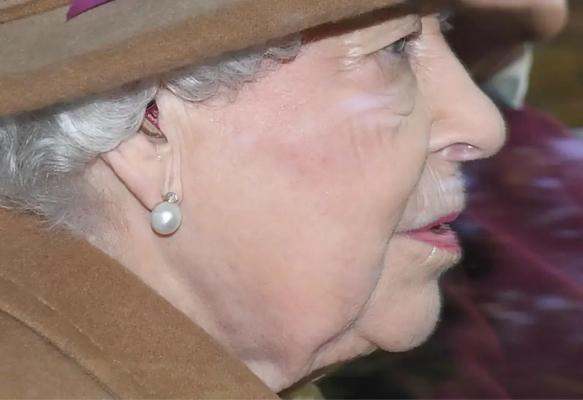 英国女王外出心情欠佳，首次被拍到戴助听器(图)
