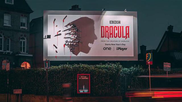 太有創意了：BBC新劇《吸血鬼》的廣告牌，隻有在晚上才出現圖像