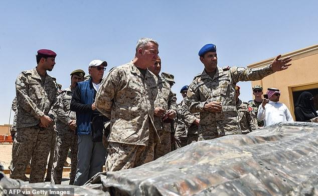 美海軍陸戰隊將軍肯尼斯⋅麥肯齊（中）2019年7月訪問沙特基地。圖源：每日郵報
