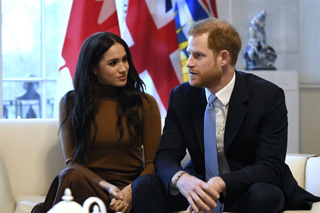 英國哈利王子（右）與妻子梅根8日拋出震撼彈，宣布要退至幕後，未來要在英國和加拿大兩地居住，還表示要財務獨立。（檔案照片／美聯社）