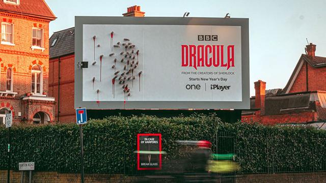 太有創意了：BBC新劇《吸血鬼》的廣告牌，隻有在晚上才出現圖像