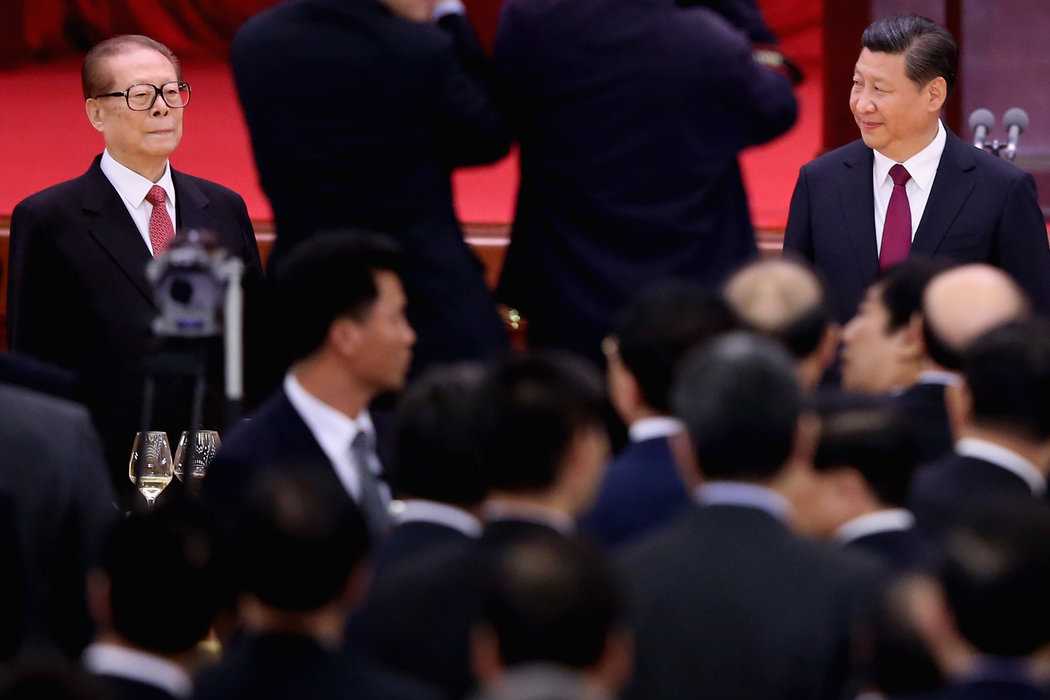 江澤民（左）曾擔任過國家主席、中共總書記和中央軍委主席。圖為2014年9月，在北京人民大會堂，他與目前擔任這三個職位的習近平在一起。
