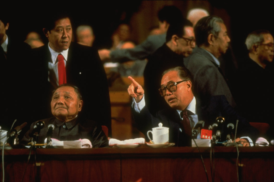 前中國領導人鄧小平（左）和趙紫陽。拍攝時間不詳。1980年代中國經濟轉型背後的很多市場化政策都是趙紫陽主持製定的。