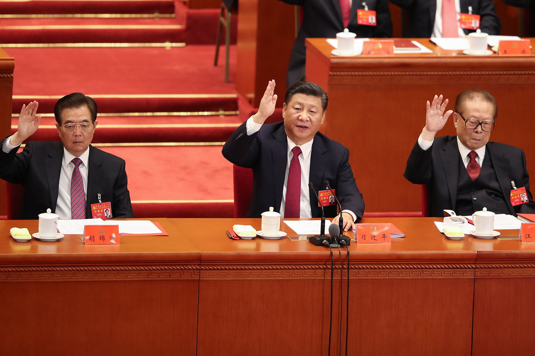 2017年10月24日，習近平（中）、胡錦濤（左）和江澤民（右）在中共十九大會議上。