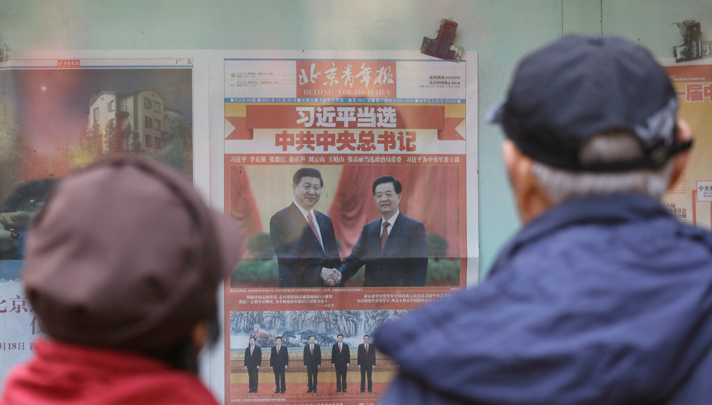2012年11月16日，一份報紙頭版刊登了新任中共總書記習近平與前任胡錦濤的照片。