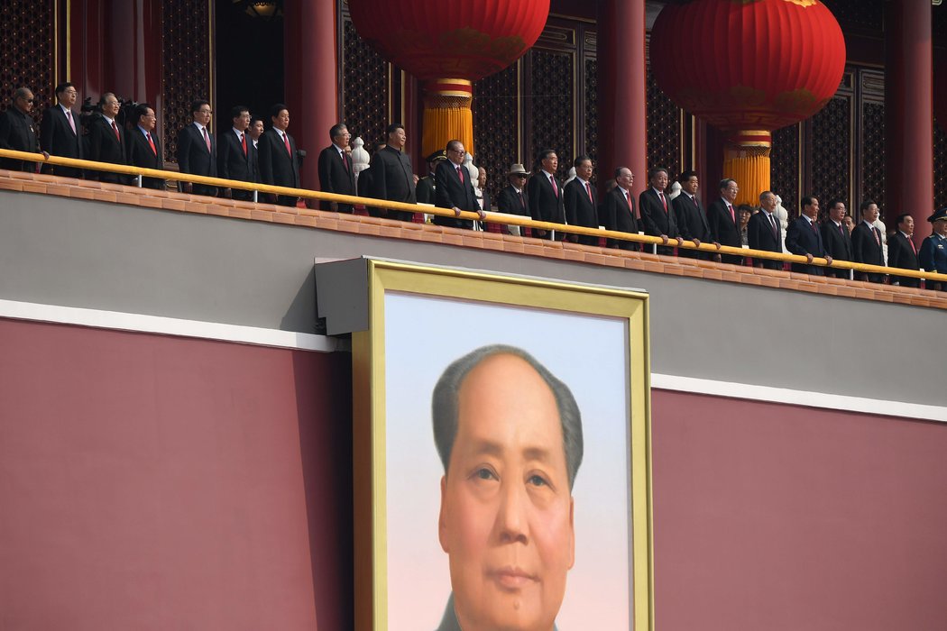 2019年10月1日，包括習近平、胡錦濤和江澤民在內的中共高級領導人觀看閱兵。
