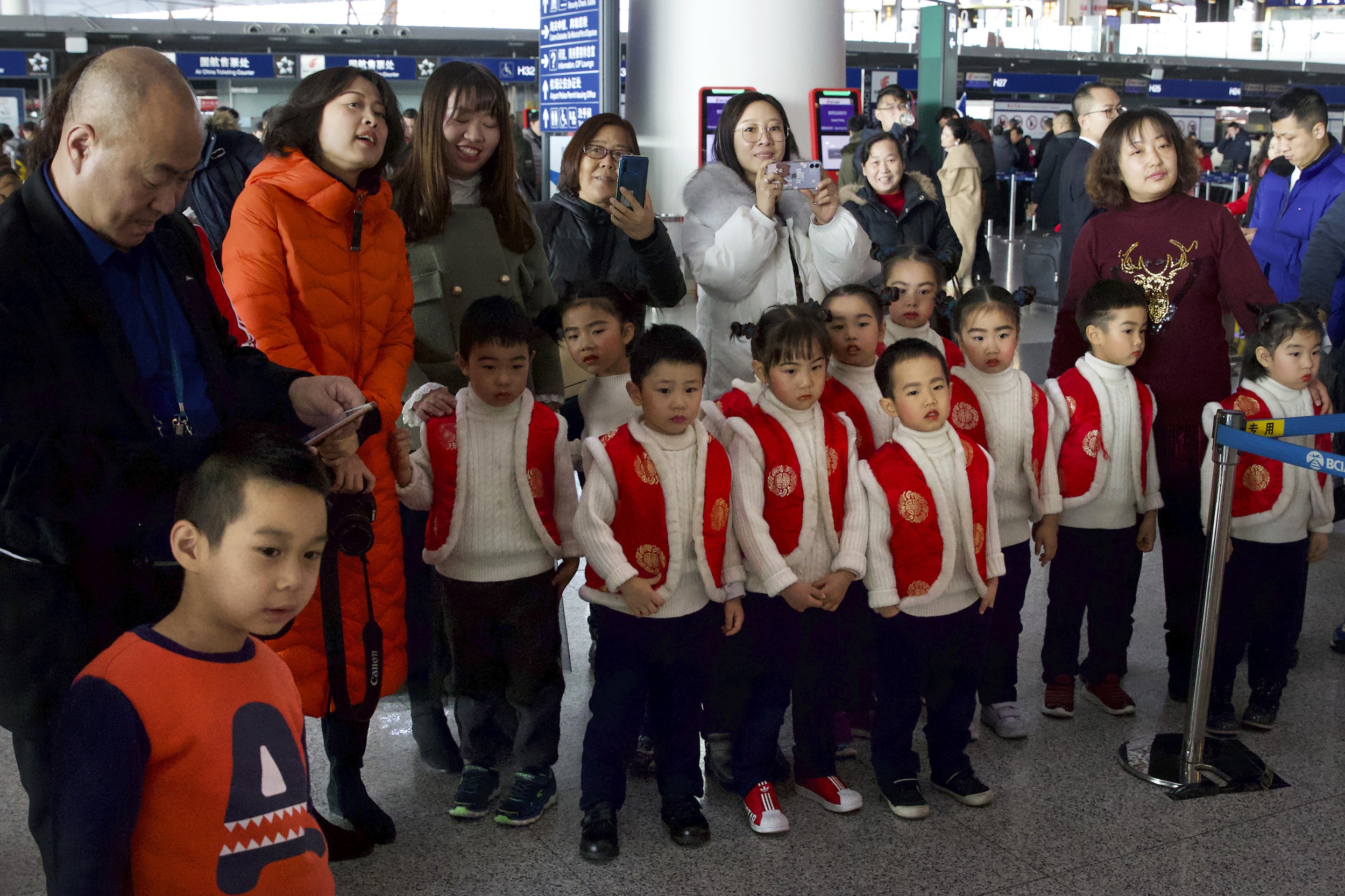2020年1月17日，一些兒童在北京首都國際機場參加一個表演活動。（美聯社）