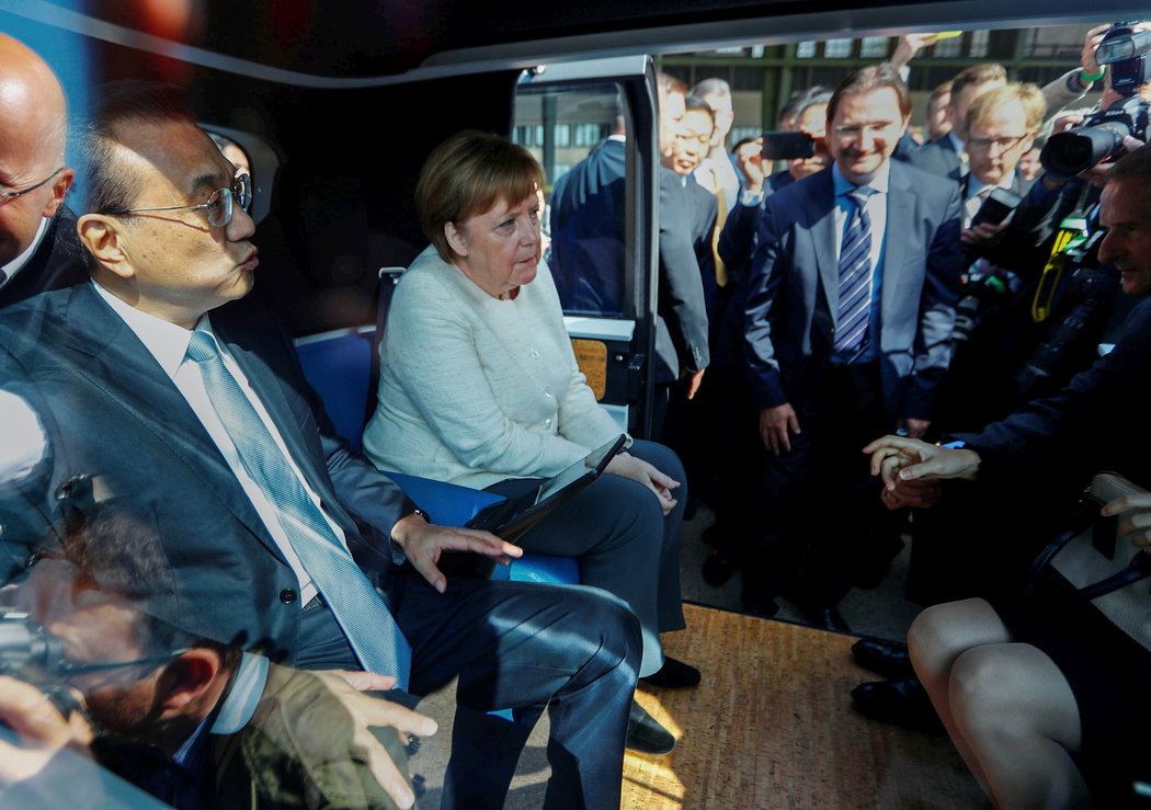 2018年，德國總理安格拉·默克爾和中國總理李克強在柏林乘坐無人駕駛的大眾麵包車。