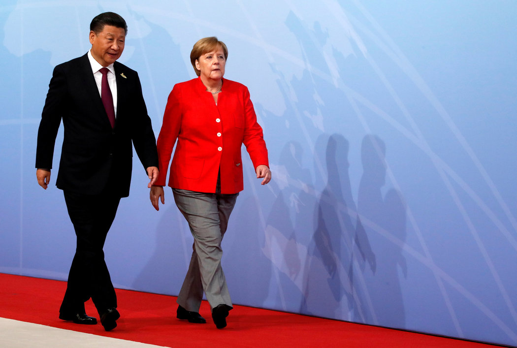 中國國家主席習近平與默克爾在2017年G20峰會上會晤。作為親商業的基督教民主黨的守護人，默克爾反對封殺華為。