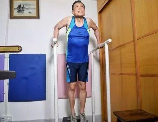 鍾南山院士進行肌肉訓練。（圖源：金羊網）