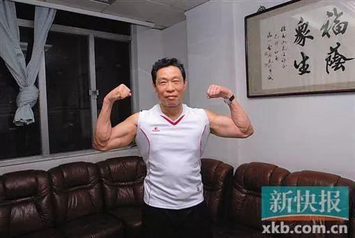 2009年，73歲的鍾南山在家鍛煉後展示肌肉。（圖源：金羊網-新快報）