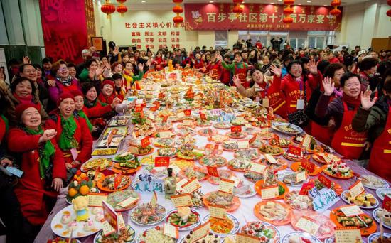 1月29日正值中國南方農曆小年，武漢百步亭社區四萬人吃家宴（中新社供圖）
