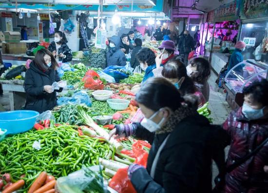 1月23日，在武漢宏祥路生鮮市場，市民佩戴口罩有序在市場、超市等地購買生活物資