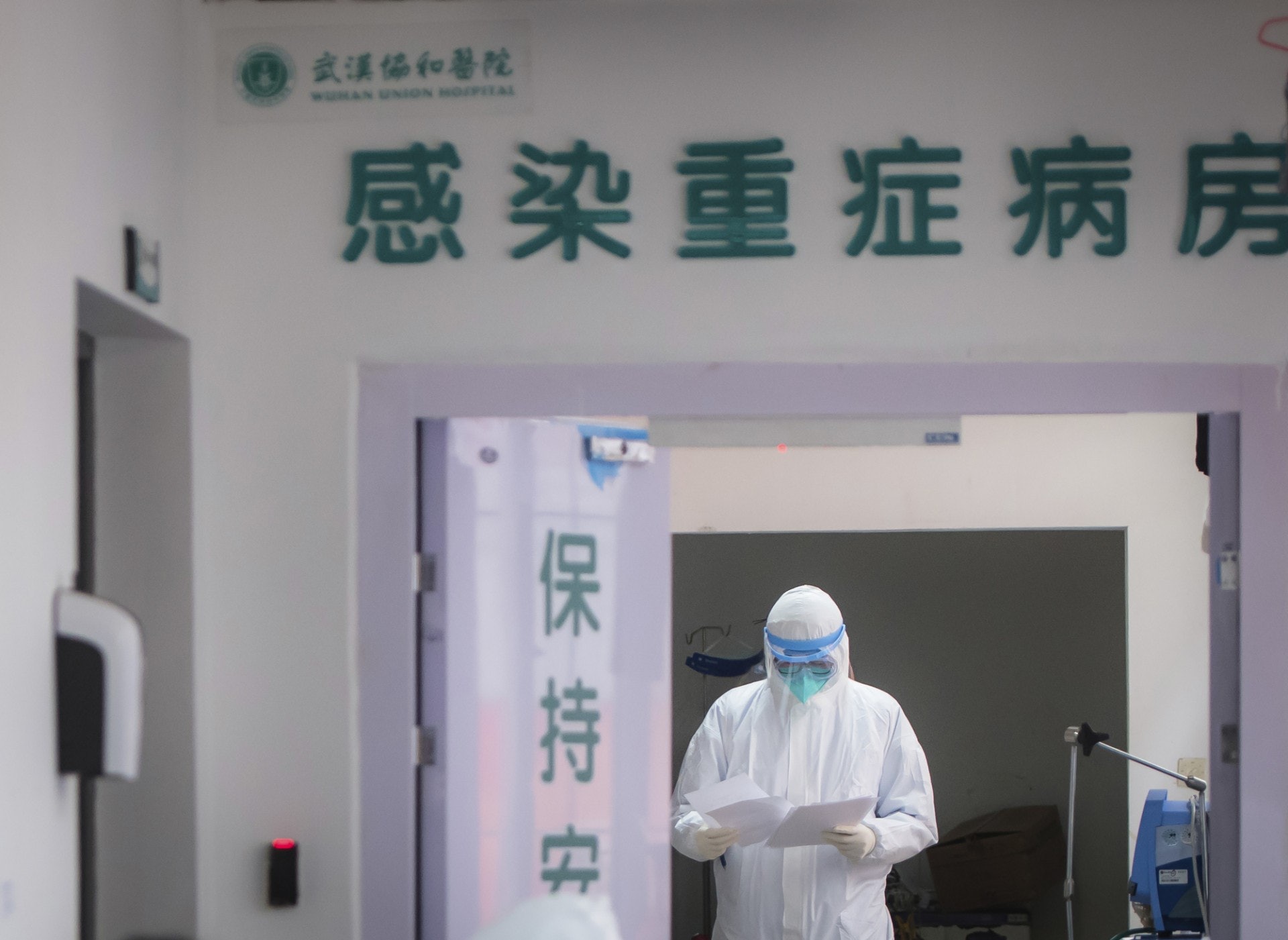 2020年1月28日，一名武漢醫護人員在當地的醫院當值。（新華社 via 美聯社）