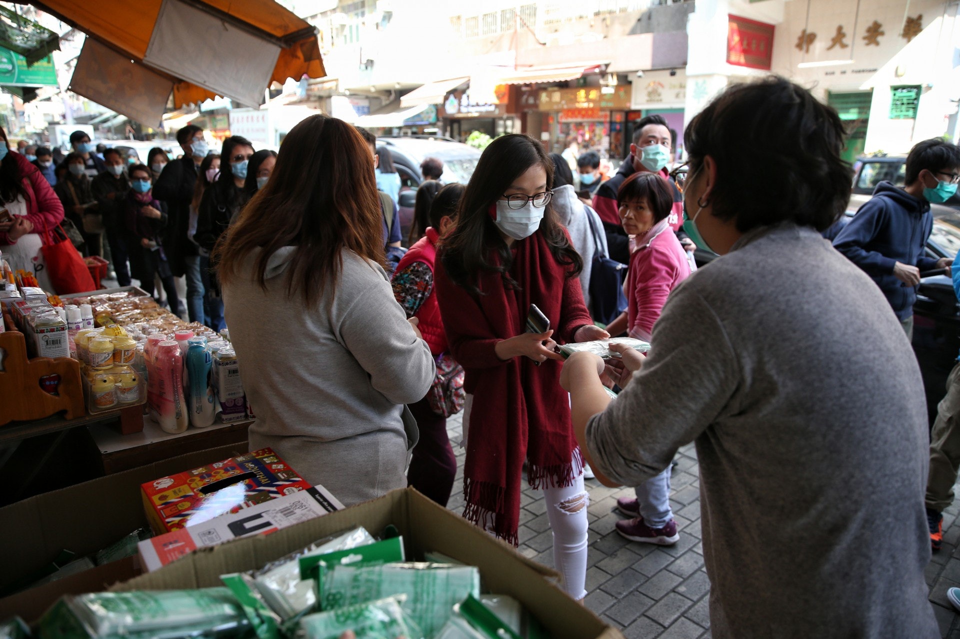 2020年2月1日，香港市民到九龍城一家生活用品店的始創店排隊購買口罩。（梁鵬威攝）