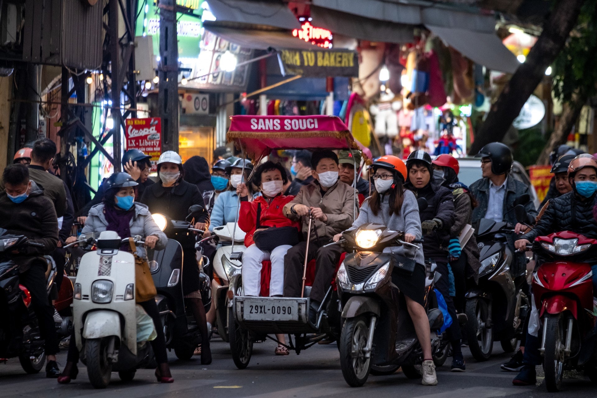 2020年1月31日，在越南河內，馬路上的人都戴上口罩。越南宣布即日（2月1日）起暫停中國大陸、香港、澳門和台灣航班來往當地，直至5月1日。