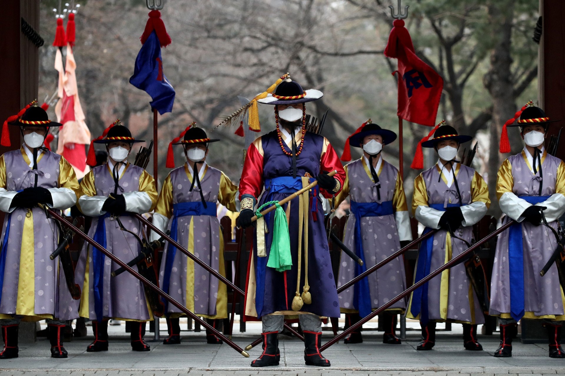 2020年1月31日，南韓首爾德壽宮的侍衛舉行換班儀式時，都紛紛戴上口罩。（Chung Sung-Jun／Getty Images）
