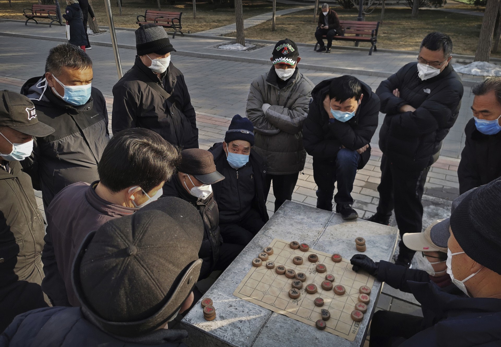 2020年1月31日，一群大叔戴著口罩到公園下棋。（Kevin Frayer／Getty Images）