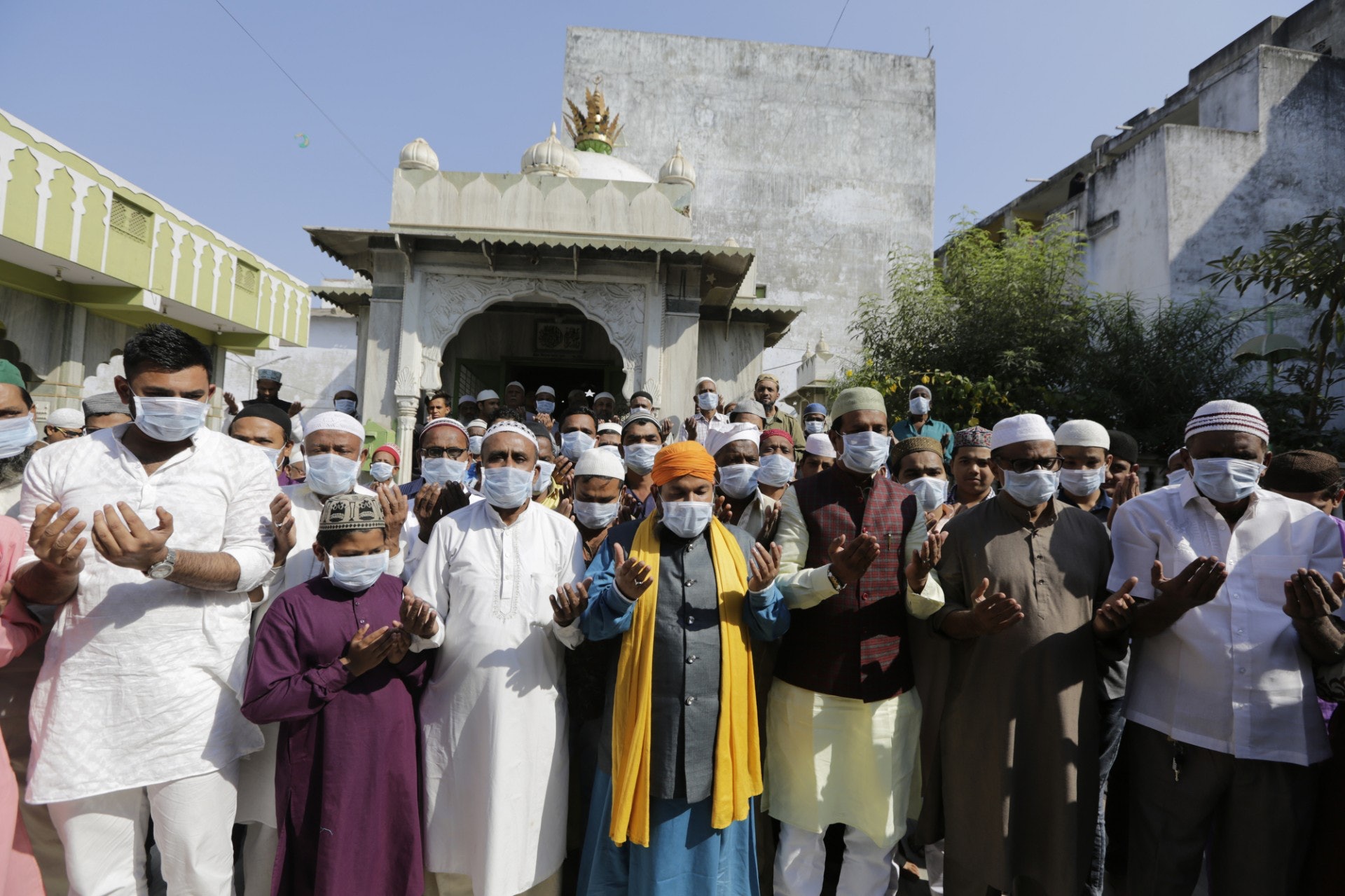 2020年1月31日，印度一群伊斯蘭信徒集體禱告，祈求疫情不會到來。（Aiit Solanki／美聯社）