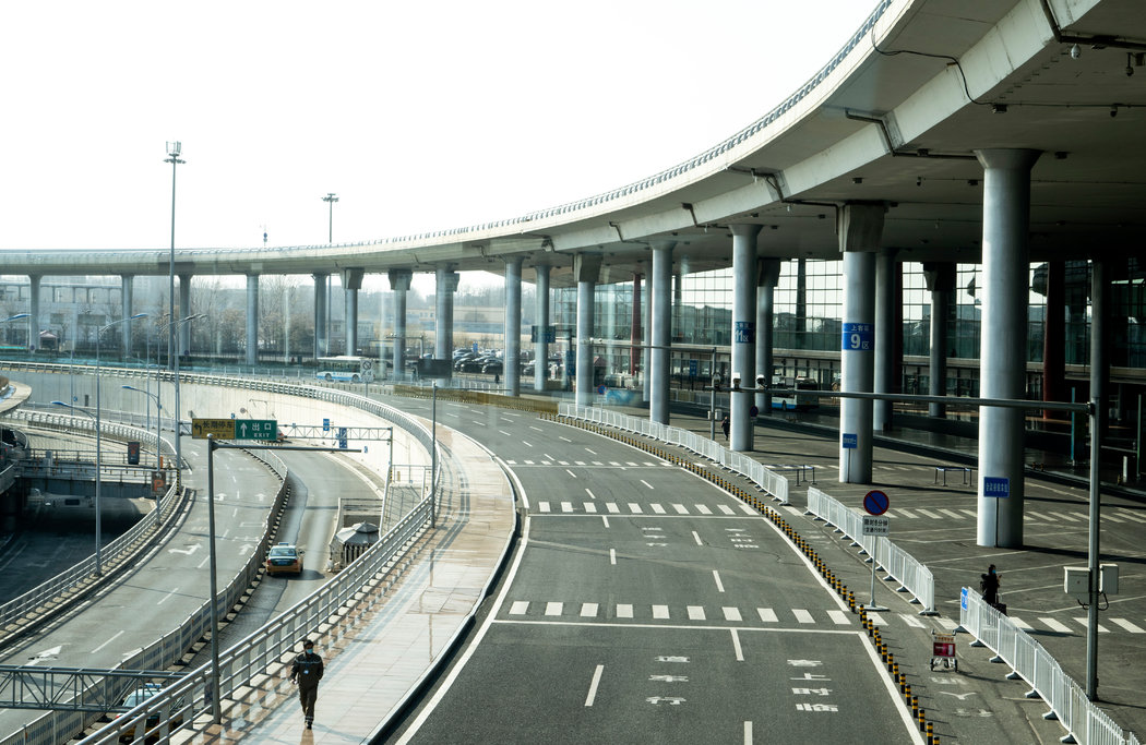 北京首都國際機場外，往常擁堵的通道如今幾乎空無一人。