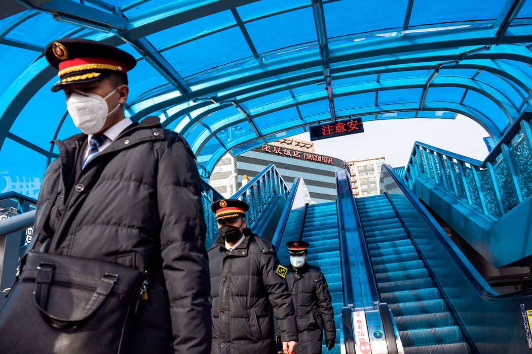 在去北京火車站的路上，列車員帶著防護口罩。
