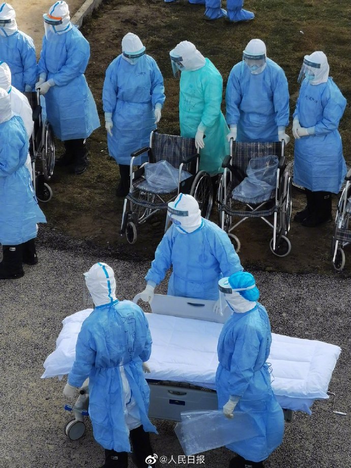 火神山医院收治首批50位患者进入病区(组图)