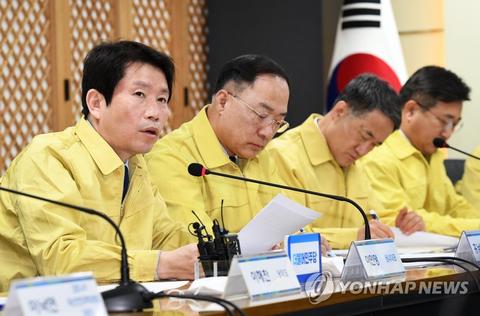 2月25日，在首爾市汝矣島民主黨總部，黨鞭李仁榮在高級黨政青協商會議上發言。 韓聯社