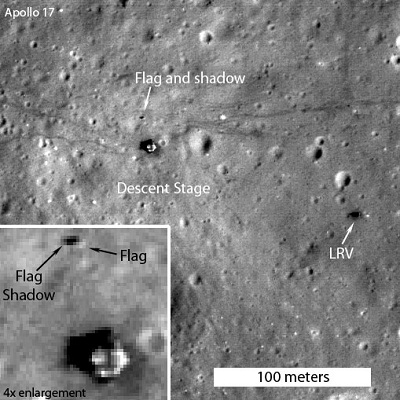 阿波羅17號著陸點近照，可見國旗陰影。右側可見月球車。
