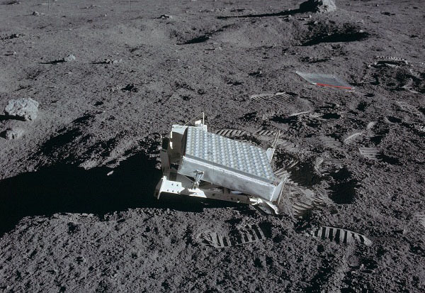 阿波羅14號在月麵安放的反射鏡。