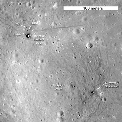 阿波羅12號著陸點近照，可見國旗陰影。右下角是無人探測器“勘測者3號”。
