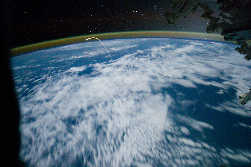 國際空間站上長時間曝光拍攝的照片。照片中照亮地球的是月光。在圖中劃出軌跡的是亞特蘭蒂斯號航天飛機。