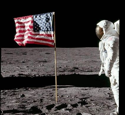 同一位置相隔數秒拍攝的兩張照片，可看到宇航員有動作，但旗幟靜止。