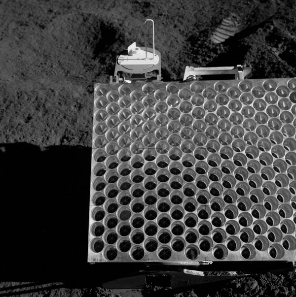 阿波羅15號在月麵安放的反射鏡，是前兩塊的三倍大。
