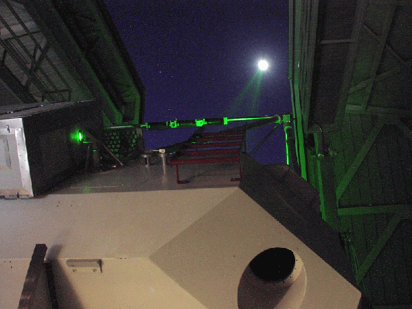 APOLLO正在對月麵反射鏡進行激光測距實驗。