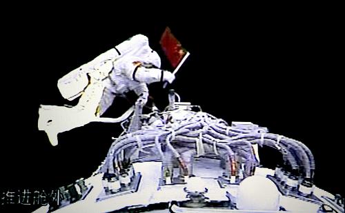 中國神舟七號飛船宇航員出艙活動。