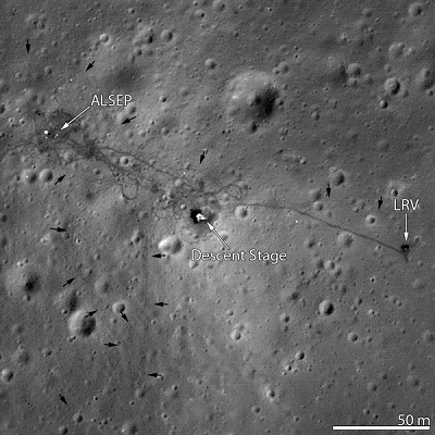 阿波羅15號著陸點近照。右側可見月球車。