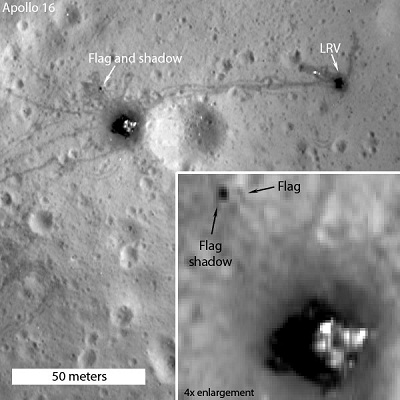 阿波羅16號著陸點近照，可見國旗陰影。右側可見月球車。