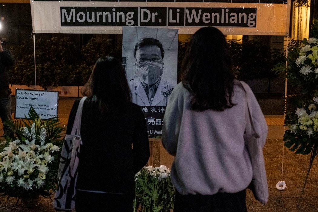 人們悼念在武漢因冠狀病毒去世的李文亮醫生。