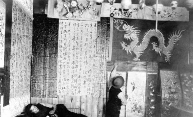 旧金山鸦片馆百年老照片：那些与华人一起吸的洋妞们(组图)