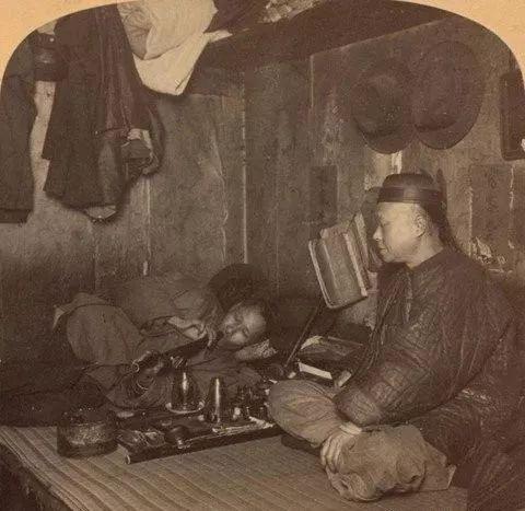「毒品曆史」百年前美國舊金山鴉片煙館老照片：那些與華人一起吸鴉片的白人洋妞