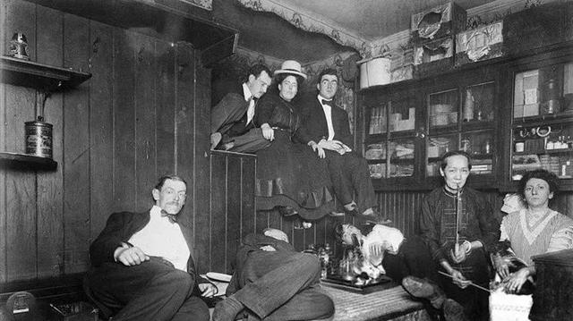 「毒品曆史」百年前美國舊金山鴉片煙館老照片：那些與華人一起吸鴉片的白人洋妞