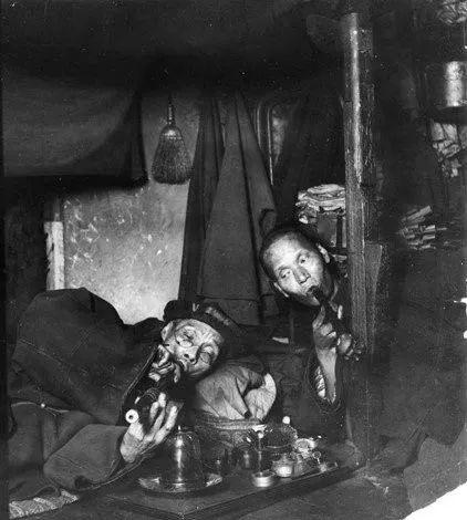 旧金山鸦片馆百年老照片：那些与华人一起吸的洋妞们(组图)